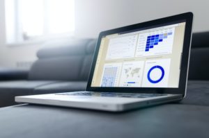 laptop z wykresami na ekranie