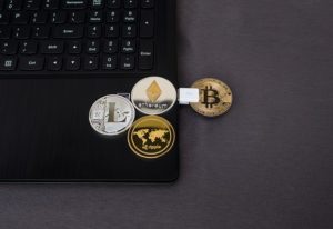 Różne kryptowaluty na obudowie laptopa