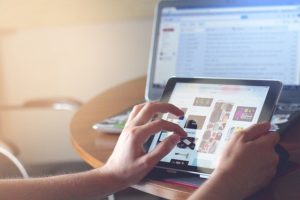 Dwa ekrany iPad i laptop