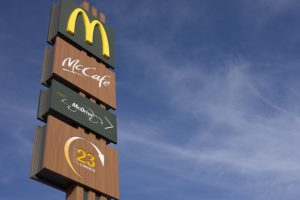 drogowskaz McDonald's