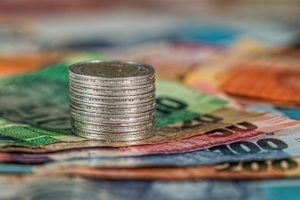 Kolorowe pieniądze - banknoty i monety