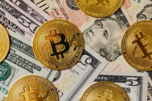 Monety Bitcoin i banknoty dolar o różnych nominałach
