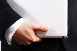 Laptop w ręku biznesmena