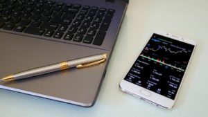 Telefon i laptop na biurku