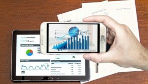Diagramy i wykresy na ekranach smartfonu i tabletu