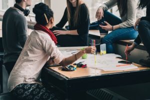 studenci siedzą w grupce i rozmawiają czy można zarabiać online jako student
