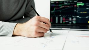 inwestor prowadzi analizę techniczną
