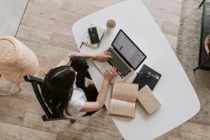 kobieta pisze e-booka na laptopie