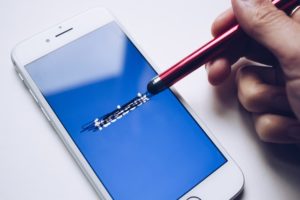 Facebook zamazane logo