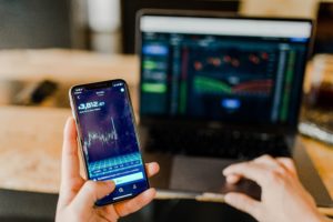 platforma transakcyjna na laptopie i smartfonie