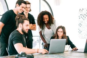 młodzi ludzie pracują w startup