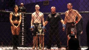 mężczyźni po walce mma